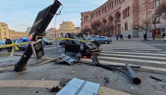 Ավտովթար՝ Հանրապետության հրապարակում