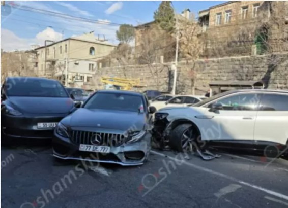 Չարենցի փողոցում բախվել են «Tesla»-ն, «Mercedes»-ը և «Volkswagen ID.4»-ը