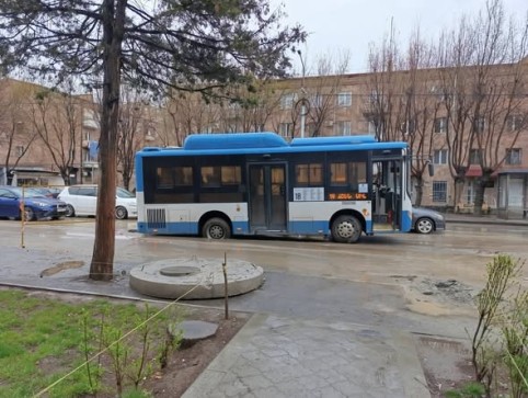 Երևանում ավտոբուսն ընկել է հողով ծածկված փոսը