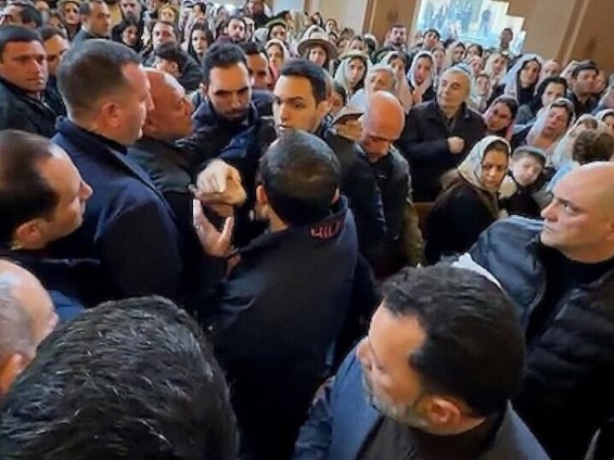 Սուրբ Աննա եկեղեցում Նիկոլ Փաշինյանի հետ միջադեպի մասնակից եղբայրներից Դավիթ Մինասյանին կալանավորելու միջնորդություն է ներկայացվել