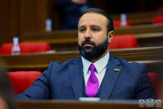 ՔՊ-ական Հայկ Սարգսյանն ասում է՝ զինվորները շաբաթը մեկ են լողանում. ՊՆ փոխնախարարը հակադարձում է՝ չլողացած զինվոր չունենք