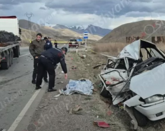 Զոհեր, տուժածներ. Բախվել են երկաթե ամրաններ տեղափոխող բեռնատարն ու ՎԱԶ 21014-ը