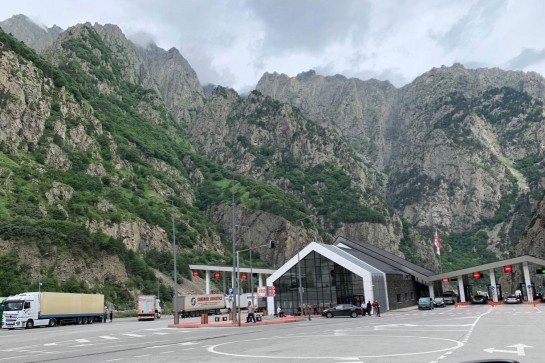 Լարսի ճանապարհը փակ է կցորդով բեռնատարների համար