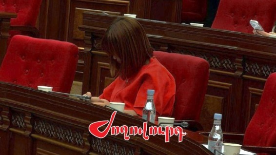ԱԺ դահլիճում ՔՊ-ական պատգամավորն արտասվում էր․ ի՞նչ է կատարվել