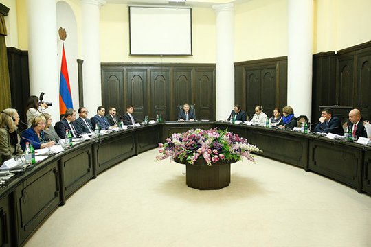 Այս նոր՝ պրոֆեսիոնալների կառավարության կազմում էլ կան բանակում չծառայածներ