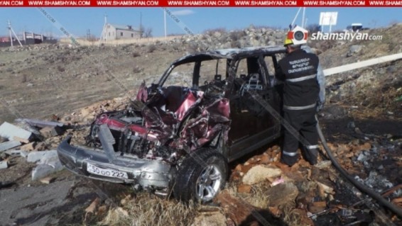 Արագածոտնի մարզում Isuzu-ն բախվել է սյանն ու հայտնվել ձորում. այն ամբողջովին վերածվել է մոխրակույտի