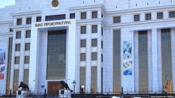 Самоподжог совершила женщина у Генпрокуратуры в Астане