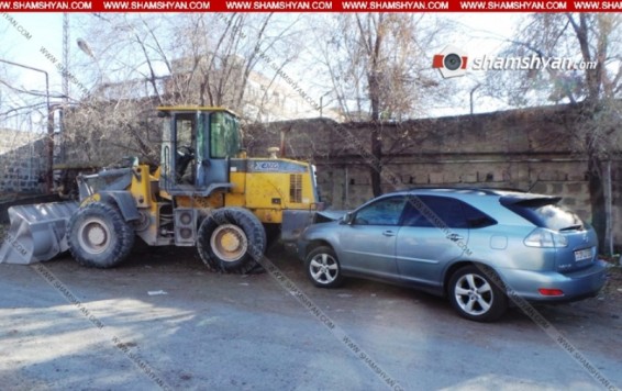 Երևանում տրակտորն ընկել է քարշակի վրայից և հարվածել Lexus-ին