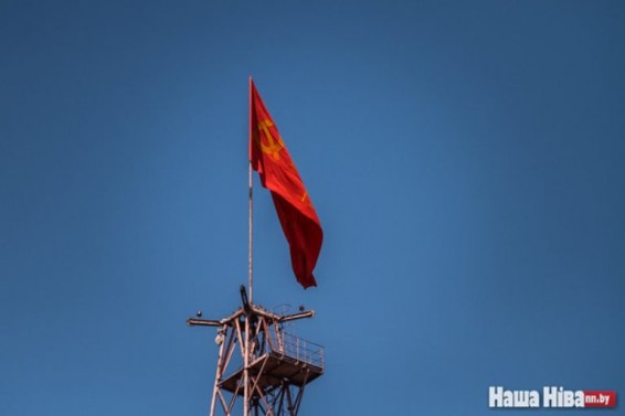 Над проспектом Независимости в Минске поднят советский флаг