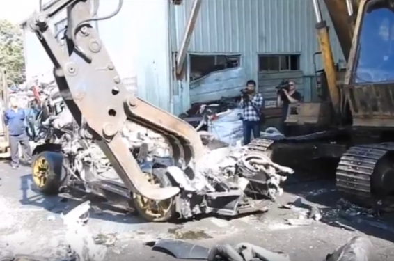 Թայվանում հրապարակայնորեն պատժել են իրավախախտին՝ ջարդուփշուր անելով նրա Lamborghini-ն