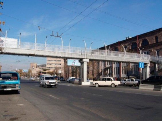 Խորենացի փողոցում 24-ամյա քաղաքացին փորձել է ցած նետվել վերգետնյա անցումից