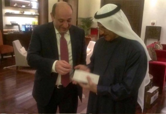 Սուրեն Կարայանը ԱՄԷ Էկոնոմիկայի նախարարին Armphone է նվիրել