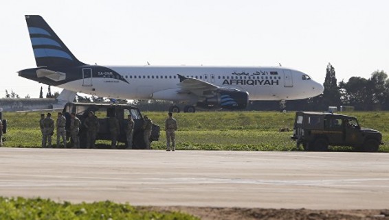 В Мальте закрыли аэропорт после приземления угнанного ливийского самолета