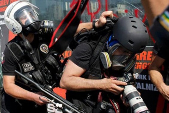 Թուրքիայում հատուկ ջոկատայինները ծեծի են ենթարկել լրագրողի՝ «հայի ծնունդ» ասելով