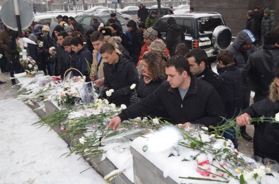 ՀՀ-ում Ռուսաստանի դեսպանատան մոտ անցկացվել է մոմավառություն՝ ի հիշատակ ավիավթարի զոհերի