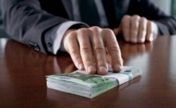 Կաշառք ստանալու կասկածանքով ձերբակալվել են պաշտոնատար անձինք