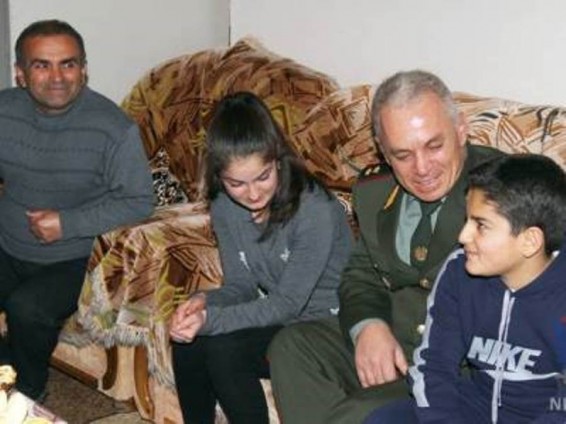 ԼՂՀ ՊԲ հրամանատարն այցելում է ապրիլյան առճակատման բոլոր նահատակների ընտանիքներին