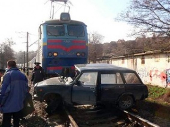 Չարենցավանի մոտ մեքենան բախվել է գնացքին