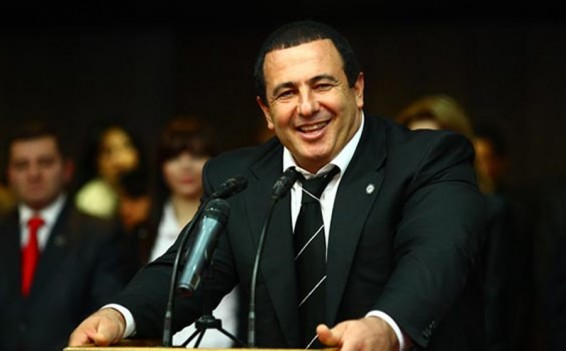 Մարդ, որը կառուցում է՝ Գագիկ Ծառուկյան