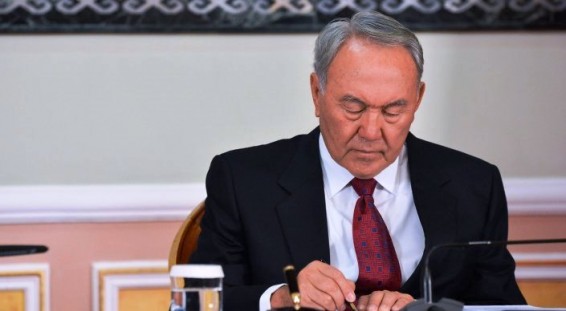 Назарбаев освободил от должностей двух своих советников