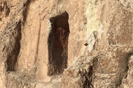 Բայազետում ոչնչացվել են ուրարտական շրջանի քարանձավային դամբարանի ժայռապատկերները