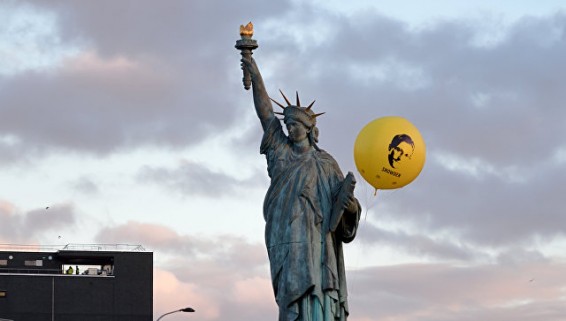 Amnesty International подняла фото Сноудена над статуей Свободы в Париже
