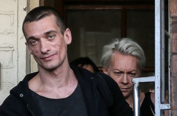 Ռուս սկանդալային նկարիչ Պյոտր Պավլենսկին հեռացել է Ռուսաստանից