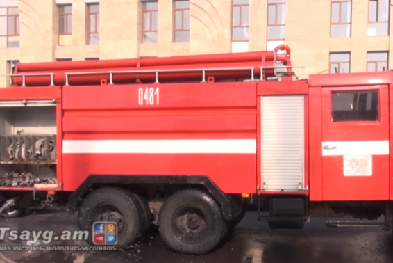 Video. Գյումրիում ավտոմեքենա է այրվել