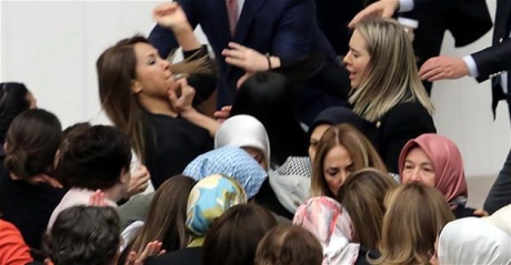 Женщины-депутаты подрались в парламенте Турции