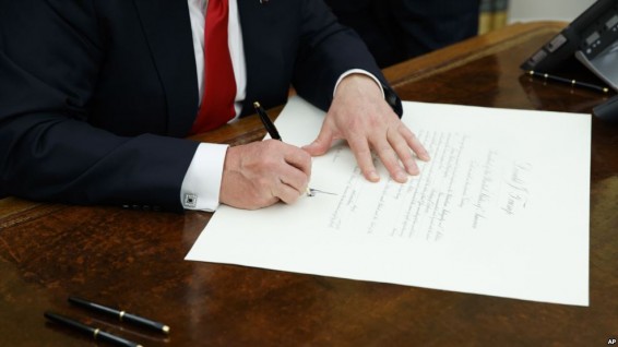 Первый указ Трампа ослабил реализацию положений «Обамакэра»