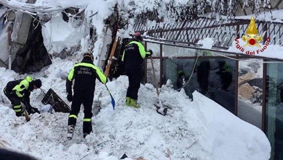 Еще четверых выживших обнаружили в отеле, на который сошла лавина в Италии