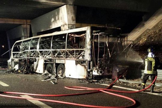 Իտալիայում երեխաների տեղափոխող ավտոբուս է հրկիզվել, առնվազն 16 զոհ կա