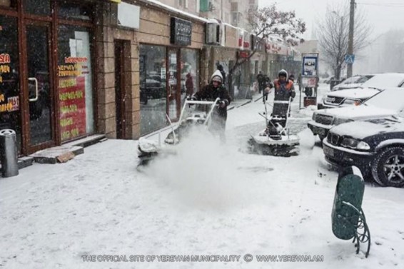 Ձնամաքրման աշխատանքները զուգահեռաբար իրականացվում են նաև երկրորդական փողոցներում, մայթերին ու բակային տարածքներում