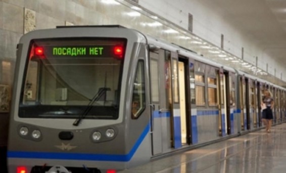 Մոսկովյան մետրոյում կինը երեխայի հետ նետվել է գնացքի տակ