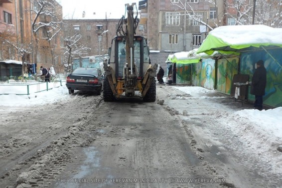 Մայրաքաղաքի վարչական շրջաններում շարունակվում են ձյան մաքրման աշխատանքները