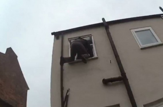 Բրիտանիայում գողը կողոպուտի անհաջող փորձի ժամանակ կախված է մնացել երկրորդ հարկի զուգարանի պատուհանից