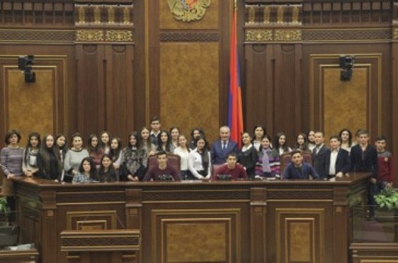 ԱԺ-ում ուսանողները մասնակցել «Բաց դասի», որը վարել է Գալուստ Սահակյանը