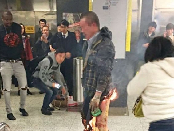 Անհայտ չարագործը «Մոլոտովի կոկտեյլ» է նետել Հոնկոնգի մետրոյի ուղեւորների վրա
