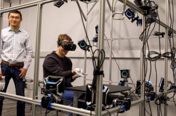 Ցուկերբերգը ցուցադրել է վիրտուալ իրականության ձեռնոցների նախատիպը