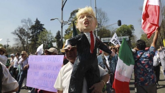 В Мехико протестуют против планов Трампа построить стену на границе