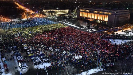 В Бухаресте тысячи протестующих образовали румынский флаг