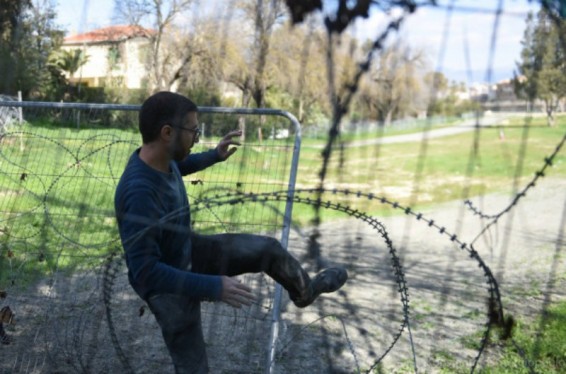 Հույն երիտասարդների մի խումբ ցուցադրաբար հատել է Հյուսիսային Կիպրոսի սահմանը` հաջակցություն կղզու վերամիավորման