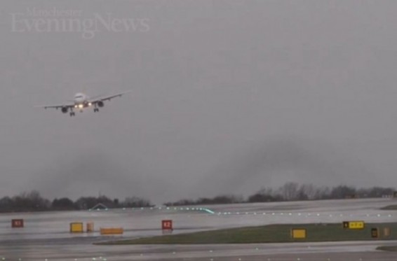 Video. Օդաչուն թեթևացած ձեռքով է արել ուժեղ փոթորկի պայմաններում Մանչեսթերի օդանավակայանում բարեհաջող վայրէջքից հետո