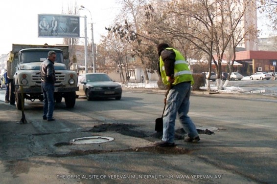 Մինչ ասֆալտապատման հիմնական ծրագրերի մեկնարկը՝ ժամանակավորապես փոսալցվում են մայրաքաղաքի փողոցները