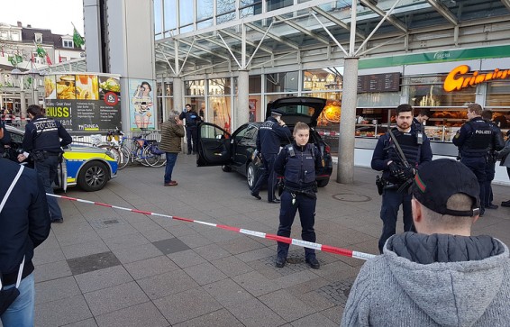 В Германии вооруженный водитель совершил наезд на пешеходов