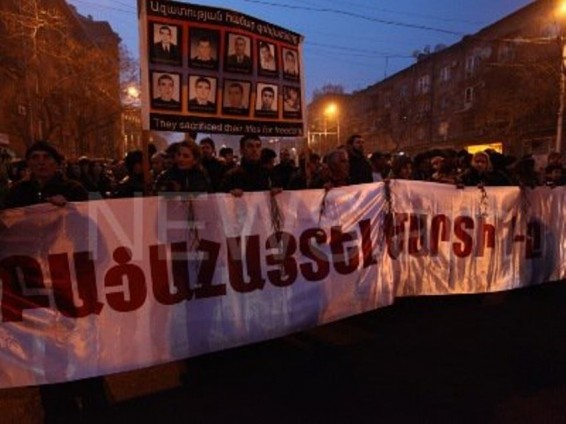 Մարտի 1-ի զոհերի հիշատակին նվիրված երթը Մյասնիկյանի արձանի մոտ ավարտվեց