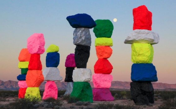 Photo. Լաս Վեգասի մոտակայքում տեղադրվել է Սթոունհենջի խայտաբղետ տարբերակը