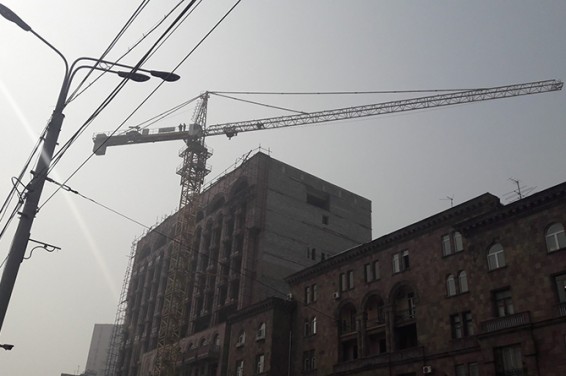 Мужчина грозит броситься с подъемного крана в Ереване