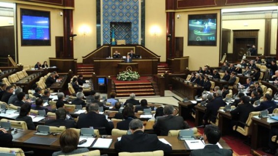 Парламент Казахстана проголосовал за расширение своей роли