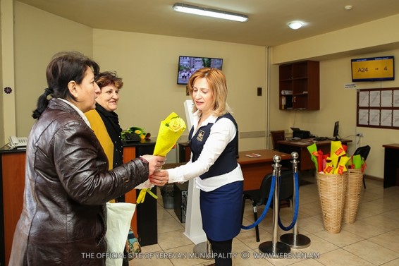 Քաղաքապետարանի և վարչական շրջանների «Մեկ պատուհան» այցելող կանանց ու աղջիկներին նույնպես մատուցվում են հաճելի անակնկալներ